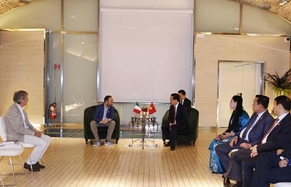 Chủ tịch nước Võ Văn Thưởng tiếp Tổng Bí thư Đảng Cộng sản tái lập Maurizio Acerbo. (Ảnh: Thống Nhất/TTXVN)