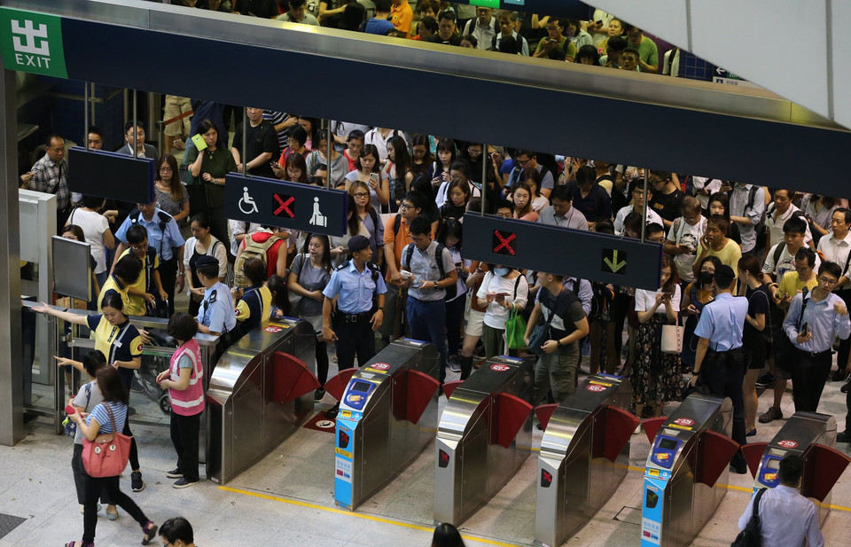 Bắt đầu từ 7 giờ ngày 16/9, chính quyền Hong Kong và chính quyền Macau cùng kích hoạt hệ thống cảnh bão bão cấp 10, cấp cao nhất theo tiêu chuẩn Hong Kong, đồng thời đưa ra mức cảnh báo mưa lũ Đỏ, dưới một mức so với mức cảnh báo mưa lũ cao nhất là mức Đen. (Nguồn: SCMP)