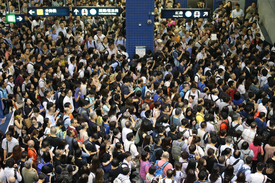Nhiều người dân bày tỏ sự giận dữ, lo lắng khi không thể tới kịp giờ làm đầu tuần, thậm chí lo sợ sẽ bị đuổi việc. (Nguồn: SCMP)