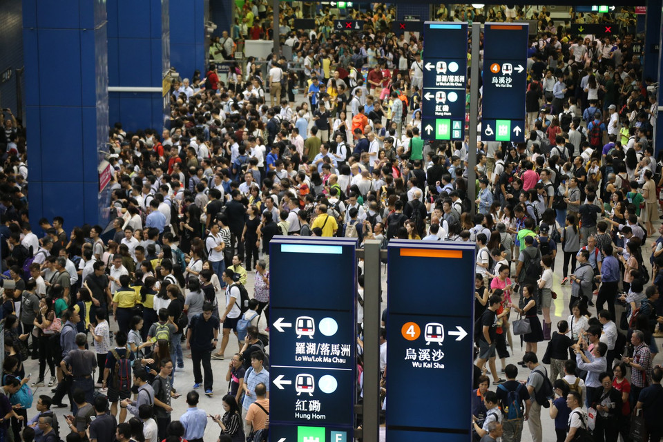 Dịch vụ xe buýt của đặc khu vẫn chưa hoạt động trở lại, nên người dân đổ về các tuyến tàu điện ngầm để kịp giờ làm.(Nguồn: SCMP)