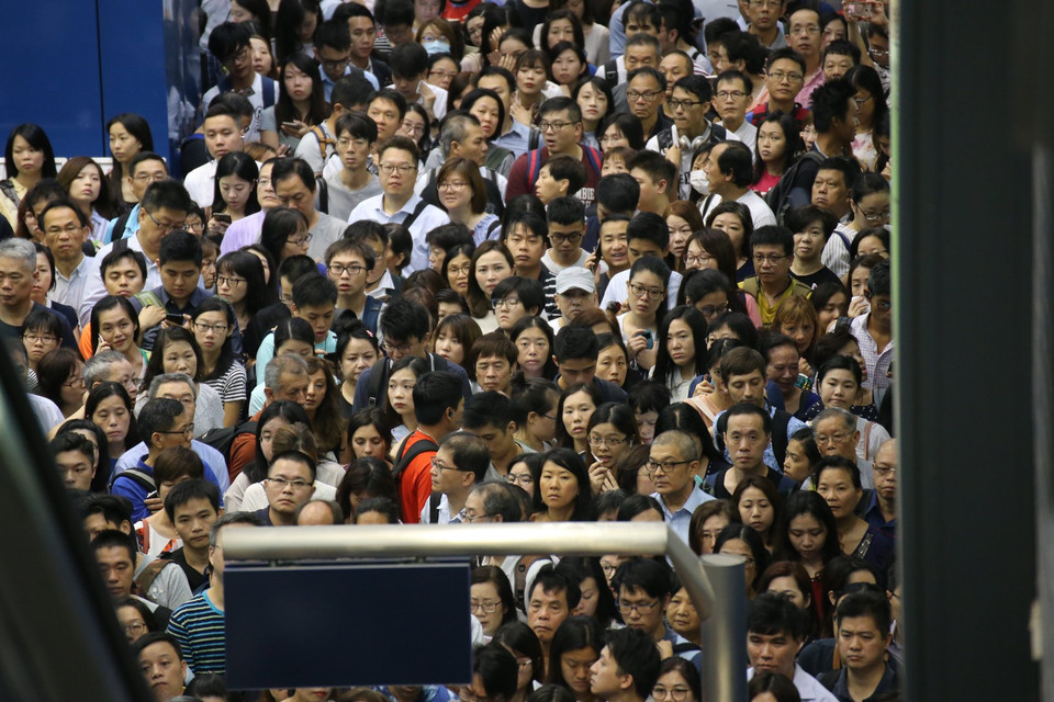 Nhiều người cho biết họ đã phải xếp hàng đợi 45 phút mà vẫn chưa thể di chuyển. Tuy nhiên, đa số họ chấp nhận chờ đợi bởi đây là một sự cố bất khả kháng. (Nguồn: SCMP)