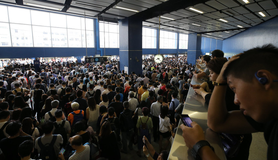 Các dịch vụ tại Hong Kong đang vận hành trở lại sau khi bão tan, tuy nhiên với tốc độ chậm.(Nguồn: SCMP)