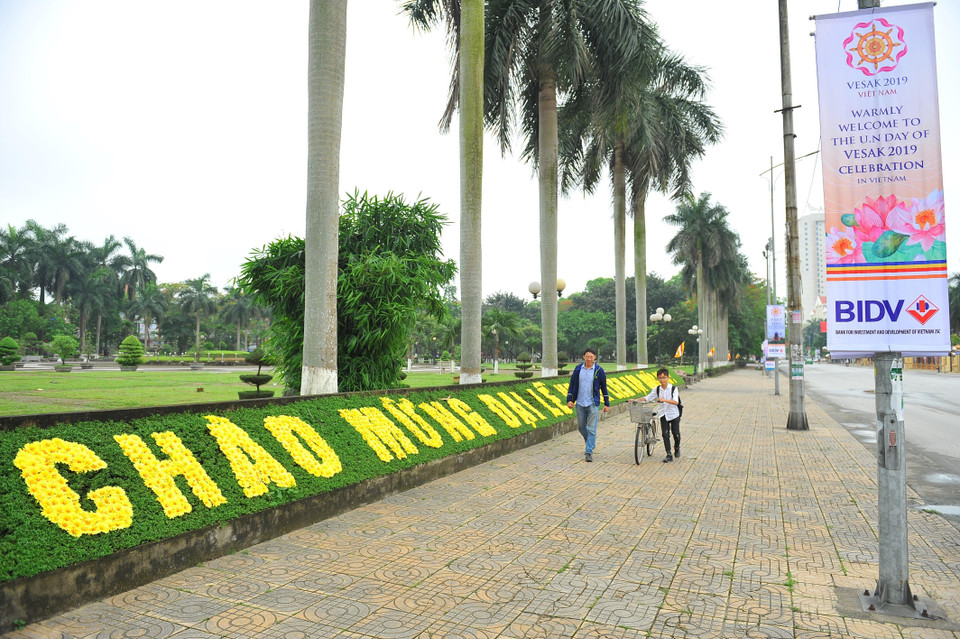 Đường phố được trang trí chào mừng Đại lễ Phật đản Liên hợp quốc. (Ảnh: Minh Đức/TTXVN)