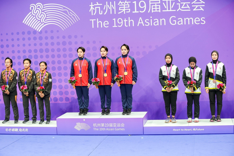 Các võ sỹ trên bục huy chương. (Ảnh: Hoàng Linh/TTXVN)