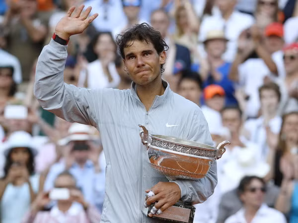 Niềm vui của Rafael Nadal khi giành Cup vô địch Roland Garos. (Nguồn: AFP/ TTXVN)
