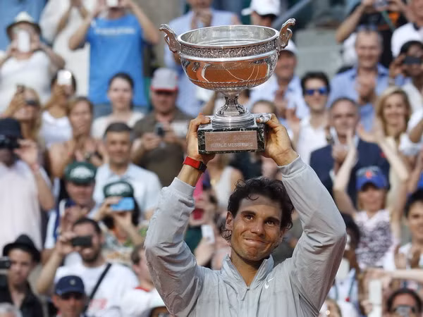 Niềm vui của Rafael Nadal khi giành Cup vô địch Roland Garos. (Nguồn: AFP/ TTXVN)