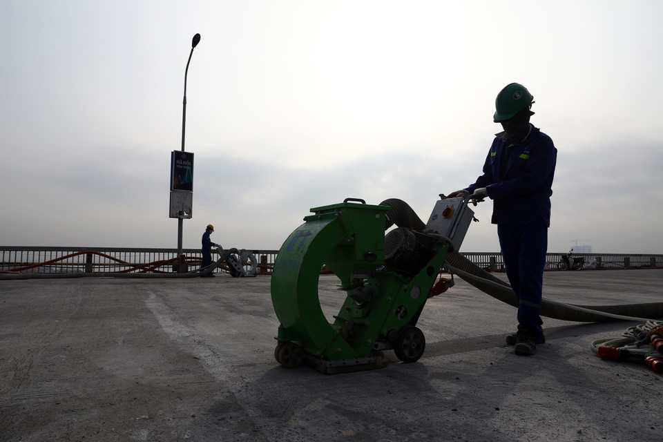 Từ nay đến cuối năm 2020 sẽ tạo nhám, quét keo Epoxy dính bám và thi công lớp phủ mặt cầu. (Ảnh: Huy Hùng/TTXVN)