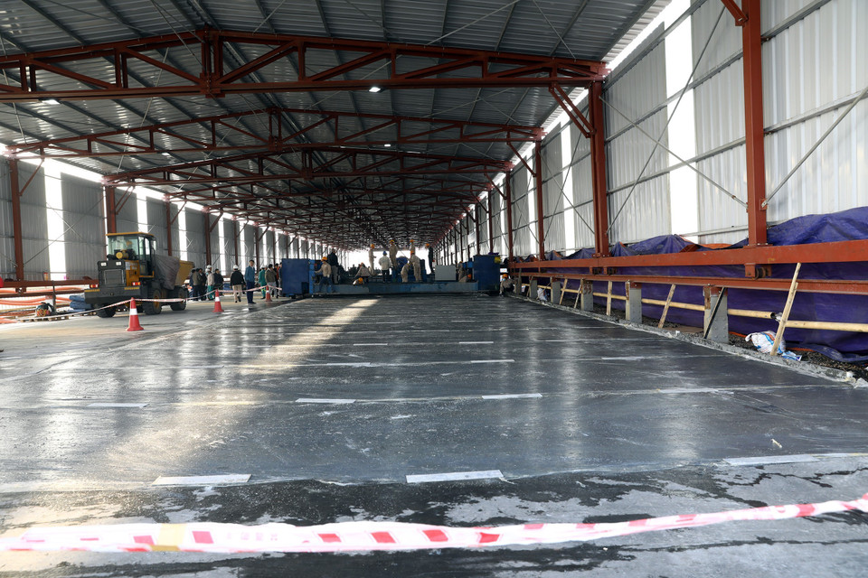 Thi công lớp phủ UHPC và bê tông nhựa Polymer. (Ảnh: Huy Hùng/TTXVN)