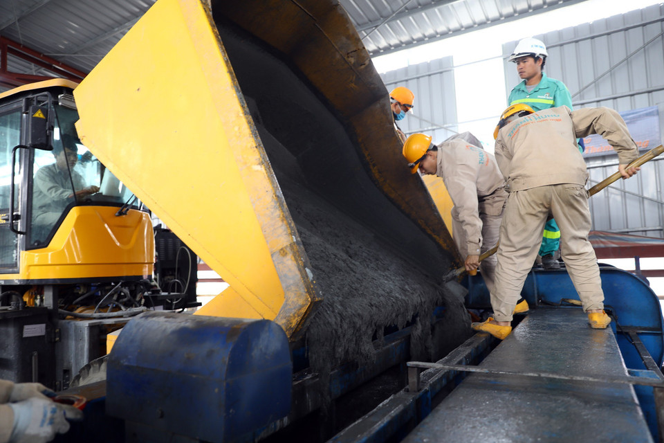 Đổ lớp bê tông siêu tính năng UHPC.(Ảnh: Huy Hùng/TTXVN)