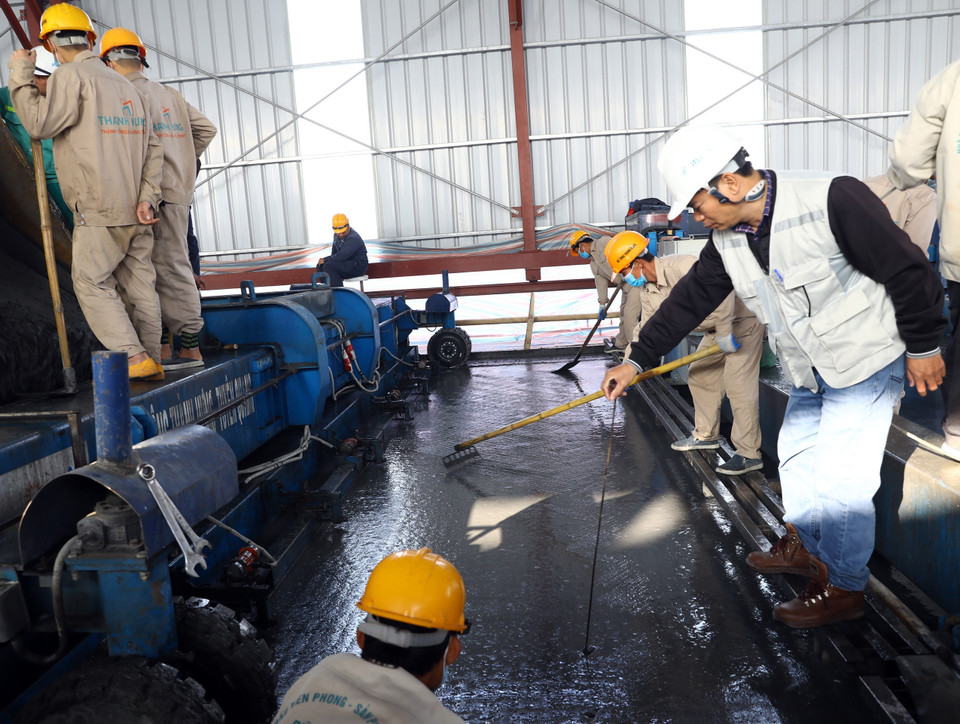 Đổ lớp bê tông nhựa polymer dày tối thiểu 4cm. (Ảnh: Huy Hùng/TTXVN)