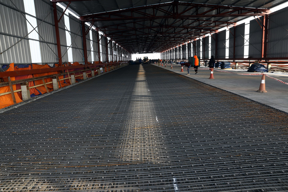 Lắp đặt lưới cốt thép trên mặt cầu. (Ảnh: Huy Hùng/TTXVN)