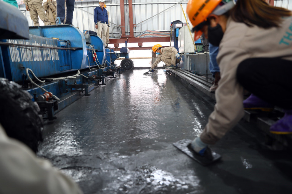 Đổ lớp bê tông siêu tính năng UHPC. (Ảnh: Huy Hùng/TTXVN)