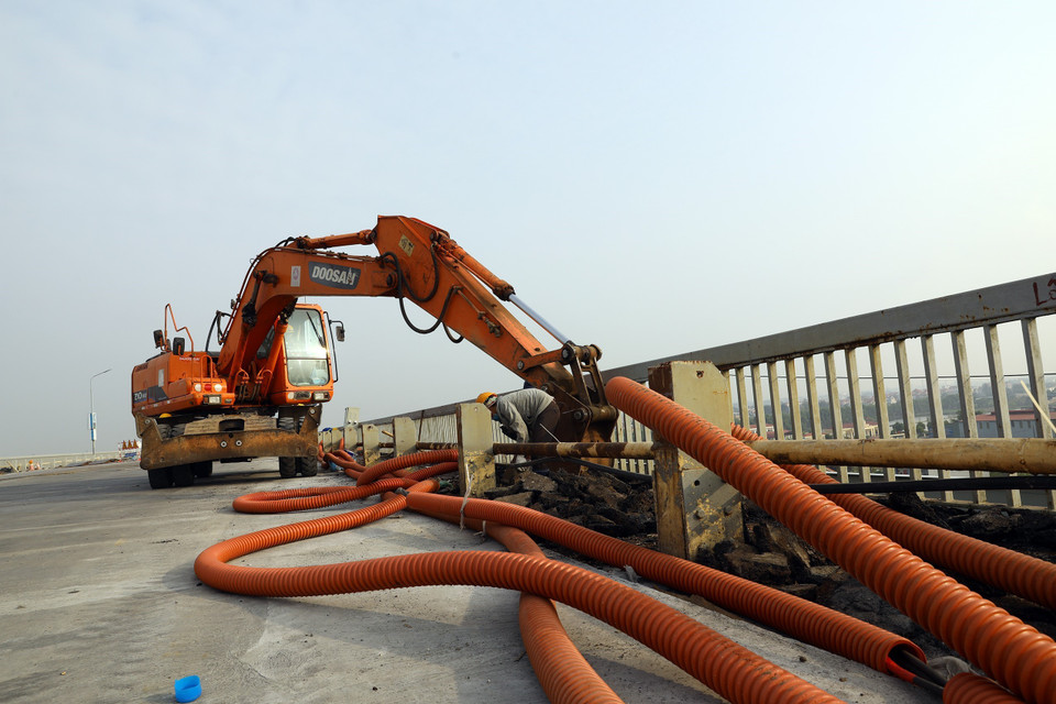 Thi công hệ thống thoát nước cầu Thăng Long. (Ảnh: Huy Hùng/TTXVN)