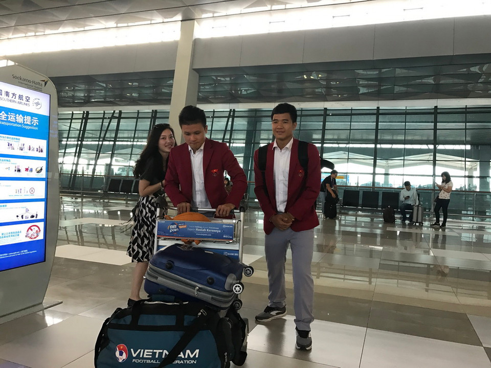 Người hâm mộ chụp ảnh lưu niệm và xin chữ ký các cầu thủ tại sân bay Quốc tế Soekarno-Hatta (Indonesia). (Ảnh: TTXVN) 