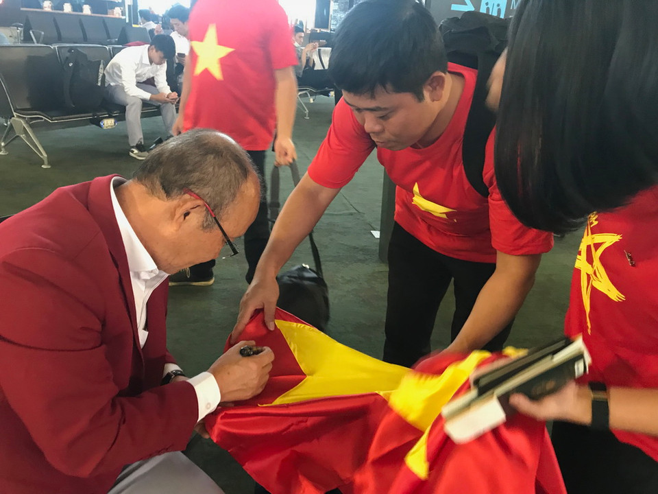 Tiễn đoàn tại sân bay có Đại sứ Phạm Vinh Quang, Đại sứ, Trưởng Phái đoàn Việt Nam cùng đông đảo người hâm mộ, cộng đồng người Việt Nam tại Indonesia. (Ảnh: Đỗ Quyên/Vietnam+)