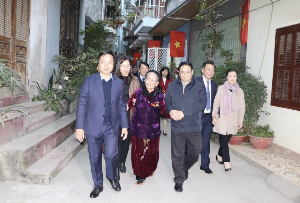 Thủ tướng Chính phủ Phạm Minh Chính đến thăm Mẹ Việt Nam anh hùng Lâm Thị Mèn. (Ảnh: Quốc Đạt/TTXVN)