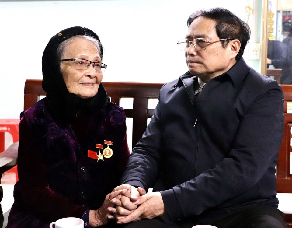 Thủ tướng Chính phủ Phạm Minh Chính ân cần hỏi thăm Mẹ Việt Nam anh hùng Lâm Thị Mèn. (Ảnh: Quốc Đạt/TTXVN)