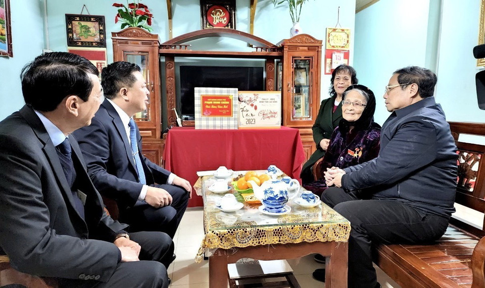 Thủ tướng Chính phủ Phạm Minh Chính ân cần hỏi thăm Mẹ Việt Nam anh hùng Lâm Thị Mèn. (Ảnh: Quốc Đạt/TTXVN)