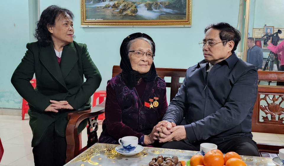 Thủ tướng Chính phủ Phạm Minh Chính ân cần hỏi thăm Mẹ Việt Nam anh hùng Lâm Thị Mèn. (Ảnh: Quốc Đạt/TTXVN)