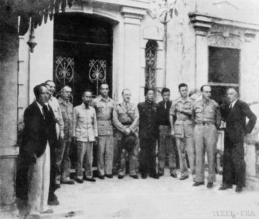 Ngày 6/3/1946, thay mặt Chính phủ Liên hiệp kháng chiến, Chủ tịch Hồ Chí Minh ký Hiệp định sơ bộ 6/3 với đại diện Chính phủ Pháp tại Hà Nội. Trong ảnh: Chủ tịch Hồ Chí Minh chụp ảnh với các đại biểu sau lễ ký. (Ảnh: TTXVN)