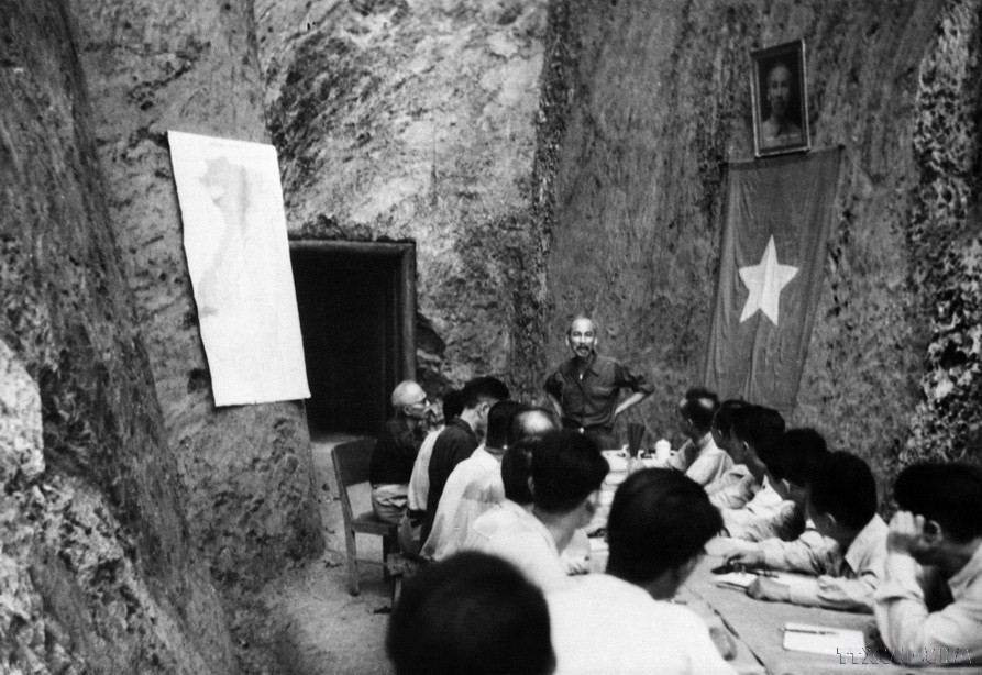 Chủ tịch Hồ Chí minh điều hành Phiên họp của Hội đồng Chính phủ tại căn cứ đại Việt Bắc trong thời kỳ kháng chiến chống thực dân Pháp. (Ảnh: TTXVN)