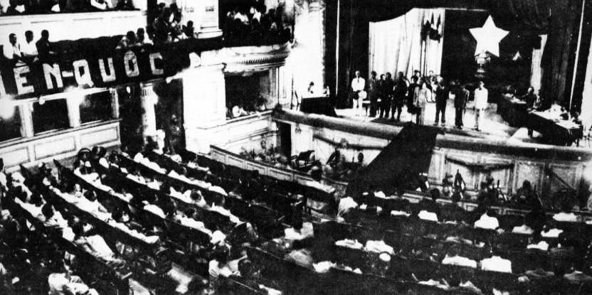 Trong những năm 1945- 1946, Đảng ta, đứng đầu là Chủ tịch Hồ Chí Minh lãnh đạo xây dựng và củng cố vững chắc chính quyền nhân dân, bầu cử Quốc hội nước Việt Nam Dân chủ Cộng hòa; xây dựng và thông qua Hiến pháp dân chủ đầu tiên; chăm lo xây dựng chế độ mới, đời sống mới của nhân dân, chống giặc đói, giặc dốt, giặc ngoại xâm;... Trong ảnh: Quốc hội khóa I họp tại Nhà hát Lớn (Hà Nội), thảo luận và thông qua Hiến pháp 1946 (2/3/1946). (Ảnh: TTXVN)
