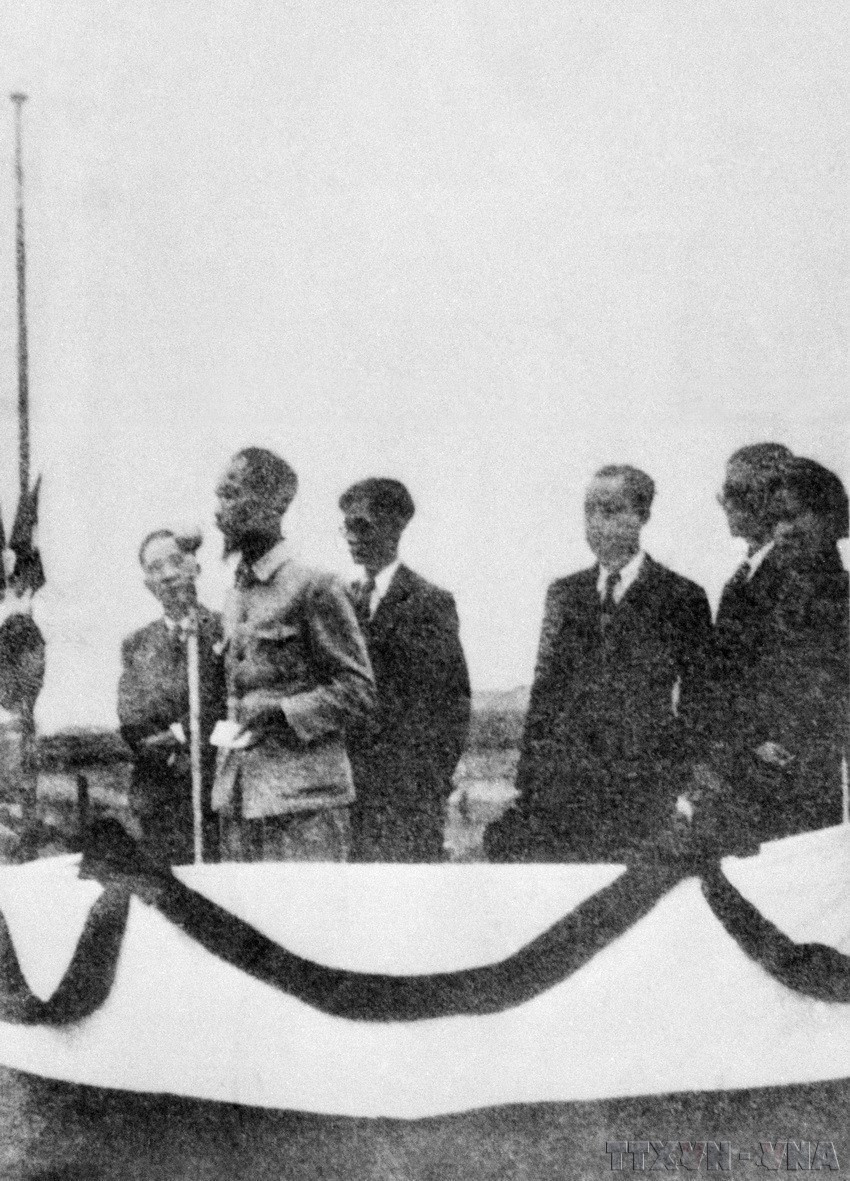 Ngày 3/9/1945, phiên họp đầu tiên của Chính phủ lâm thời quyết định tổ chức Tổng tuyển cử bầu Quốc hội đầu tiên để soạn thảo và thông qua Hiến pháp nước Việt Nam Dân chủ Cộng hòa. Hồ Chủ tịch đã ký sắc lệnh tổ chức Tổng tuyển cử vào ngày 6/1/1946. Trong ảnh: Hồ Chủ tịch tham dự Lễ míttinh chào mừng Quốc hội khóa I, ngày 12/1/1946. (Ảnh: TTXVN)