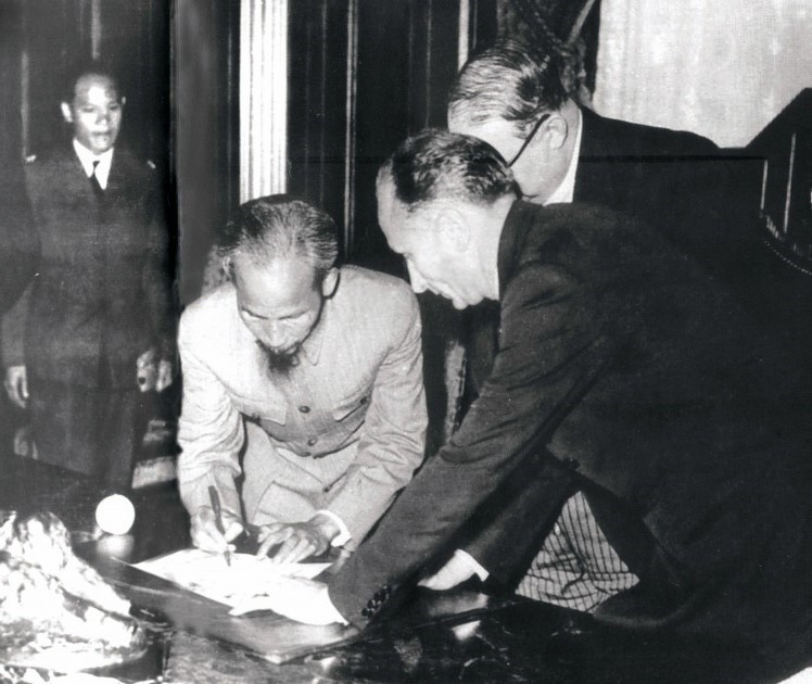 Ngày 14/9/1946, tại Paris, Chủ tịch Hồ Chí Minh đã ký với Pháp bản Tạm ước, tiếp tục nhượng bộ một số quyền lợi kinh tế, văn hóa ở Việt Nam để có thời gian xây dựng và củng cổ lực lượng, tạo thêm thời gian hòa hoãn quý báu cho chính quyền cách mạng non trẻ chuẩn bị lực lượng bước vào cuộc kháng chiến trường kỳ. (Ảnh: TTXVN phát)
