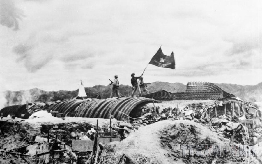 Chiều 7/5/1954, lá cờ "Quyết chiến-Quyết thắng" của Quân đội Nhân dân Việt Nam tung bay trên nóc hầm tướng De Castries, đánh dấu thời khắc của chiến thắng Điện Biên Phủ “lừng lẫy năm châu, chấn động địa cầu”. (Ảnh: Triệu Đại /TTXVN phát)