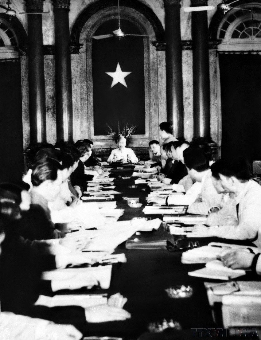 Chủ tịch Hồ Chí Minh chủ tọa phiên họp của Hội đồng Chính phủ, nghe báo cáo về kết quả Hội nghị Geneva 1954. (Ảnh: TTXVN)