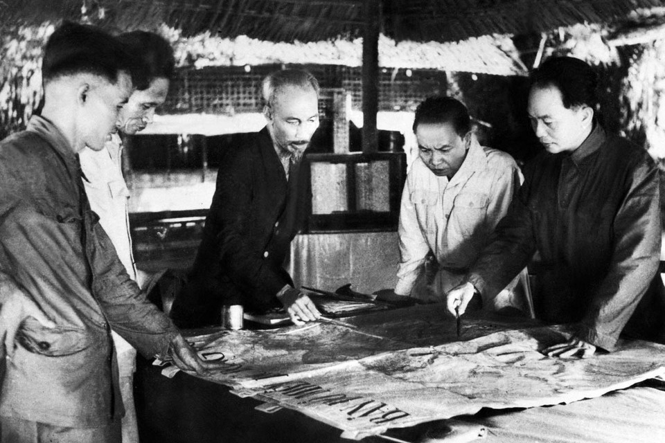 Bộ chỉ huy Chiến dịch Điện Biên Phủ: Chủ tịch Hồ Chí Minh (giữa), Đại tướng, Tổng tư lệnh Võ Nguyên Giáp (ngoài cùng bên phải) và các đồng chí trong Bộ Chỉ huy chiến dịch. (Ảnh: TTXVN)