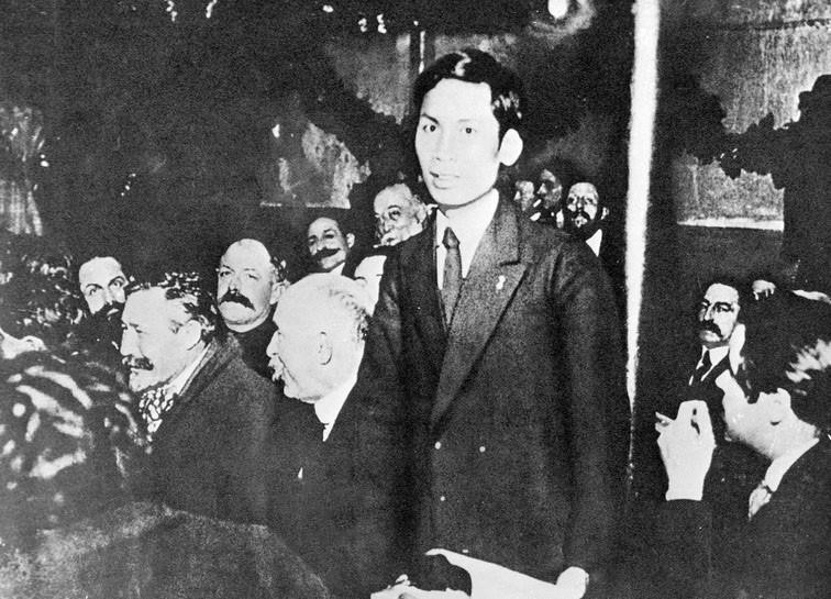 Tháng 12/1920, chàng thanh niên yêu nước Nguyễn Ái Quốc (tên của Chủ tịch Hồ Chí Minh trong thời gian hoạt động cách mạng ở Pháp) tham dự Đại hội lần thứ 18 Đảng Xã hội Pháp ở thành phố Tours với tư cách đại biểu Đông Dương. Nguyễn Ái Quốc ủng hộ Luận cương của Lenin về vấn đề dân tộc và thuộc địa; tán thành việc thành lập Đảng Cộng sản Pháp và trở thành một trong những người sáng lập Đảng Cộng sản Pháp, cũng là người Cộng sản đầu tiên của dân tộc Việt Nam. (Ảnh: TTXVN)