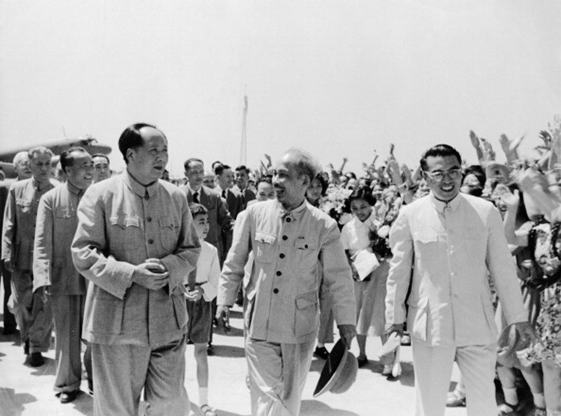 Chủ tịch Hồ Chí Minh luôn xác định, đoàn kết thống nhất trong phong trào cộng sản và công nhân quốc tế, đoàn kết gắn bó trong các nước xã hội chủ nghĩa anh em là cơ sở nền tảng, là nhân tố quan trọng bậc nhất, nhân tố có ý nghĩa quyết định thắng lợi của chủ nghĩa xã hội trên phạm vi thế giới. Trong ảnh: Chủ tịch Trung Quốc Mao Trạch Đông đón Bác Hồ thăm hữu nghị Trung Quốc, ngày 25/6/1955. (Ảnh: TTXVN phát)