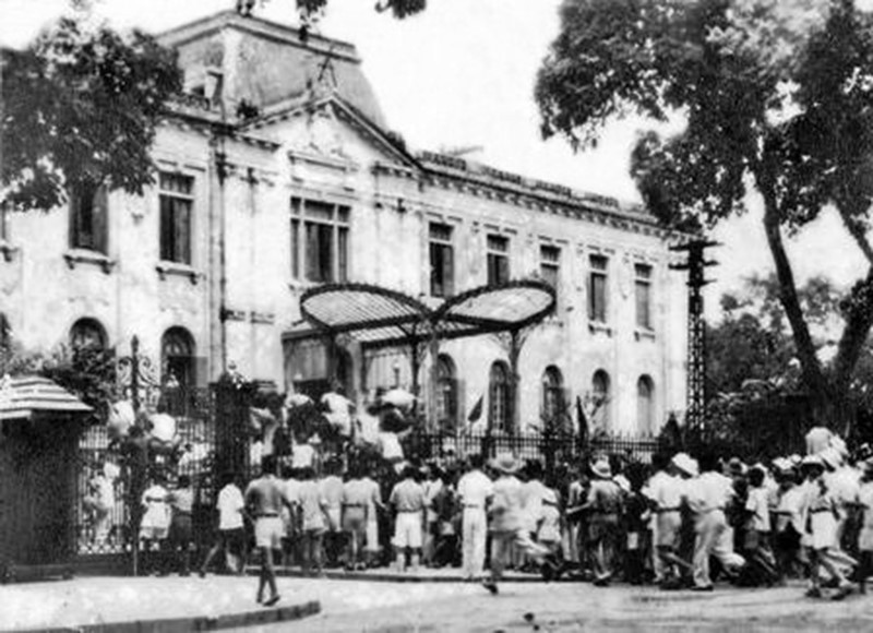 Ngày 19/8/1945, dưới sự lãnh đạo của Mặt trận Việt Minh, quần chúng cách mạng đã chiếm Phủ Khâm sai (Bắc Bộ phủ). Cách mạng tháng Tám thành công tại Hà Nội. (Ảnh: TTXVN)