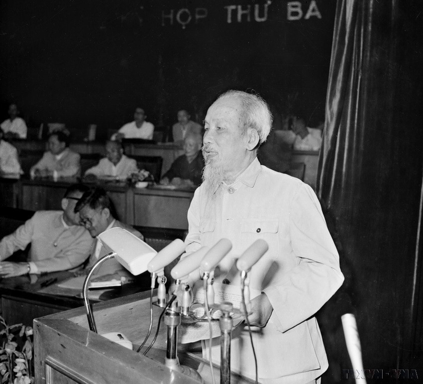Tại Kỳ họp thứ 3, Quốc hội khóa III, khai mạc ngày 16/4/1965, Chủ tịch Hồ Chí Minh phát biểu kêu gọi đồng bào và chiến sỹ cả nước tiến lên quyết tâm đánh thắng giặc Mỹ xâm lược. (Ảnh: TTXVN)
