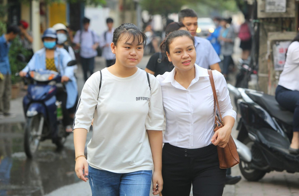 Những lời động viên, nhắn nhủ yêu thương từ người thân giúp các sỹ tử tự tin, thoải mái nhất để bước vào kỳ thi. (Ảnh: Thành Đạt/TTXVN)