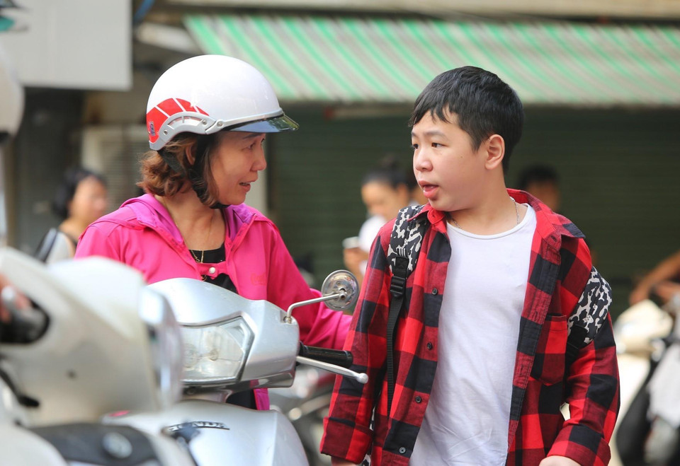 Những lời động viên, nhắn nhủ yêu thương từ người thân giúp các sỹ tử tự tin, thoải mái nhất để bước vào kỳ thi. (Ảnh: Thành Đạt/TTXVN)