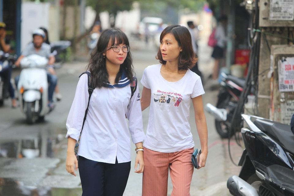 Những lời động viên, nhắn nhủ yêu thương từ người thân giúp các sỹ tử tự tin, thoải mái nhất để bước vào kỳ thi. (Ảnh: Thành Đạt/TTXVN)