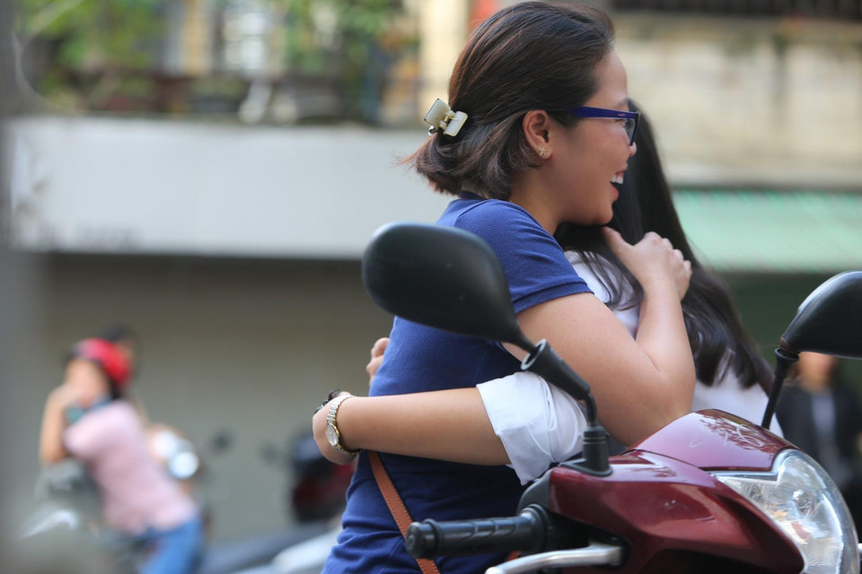 Ôm động viên con gái trước giờ vào thi. (Ảnh: Thành Đạt/TTXVN)