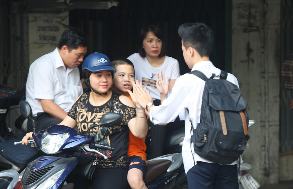 Phụ huynh và người nhà động viên tinh thần các thí sinh. (Ảnh: Thành Đạt/TTXVN)