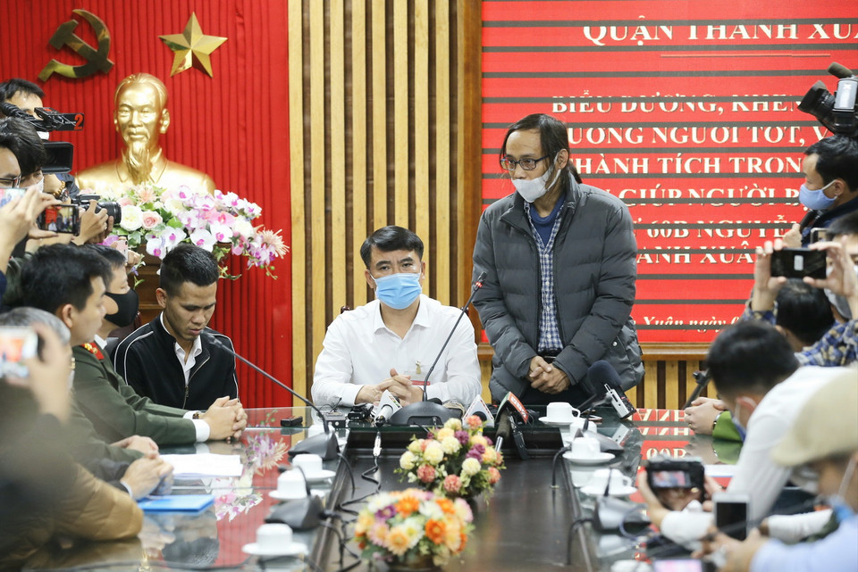 Bố bé gái 3 tuổi được cứu mạng phát biểu, cảm ơn tài xế xe tải Nguyễn Ngọc Mạnh. (Ảnh: Doãn Tấn/TXVN)