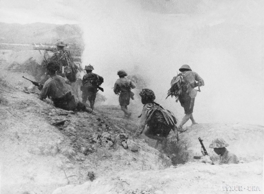 Quân đội ta áp dụng thành công chiến thuật "đánh dúi", đào chiến hào, bí mật áp sát vào tận sâu trong đồn địch để quân Pháp có cảm giác bộ đội ta như "từ dưới đất chui lên" ngay giữa đồn địch. (Ảnh: Tư liệu TTXVN)