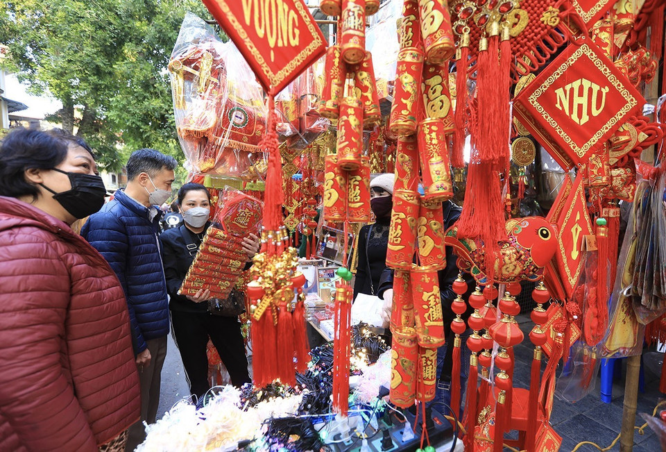 Người dân chọn mua những món đồ ưng ý về trang trí nhà cửa đón Tết. (Ảnh: Hoàng Hiếu/TTXVN)