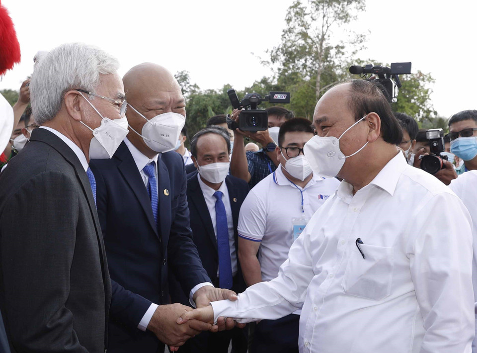 Sáng 19/1, tại tỉnh Tiền Giang, Chủ tịch nước Nguyễn Xuân Phúc dự Lễ thông xe kỹ thuật tuyến chính cao tốc Trung Lương-Mỹ Thuận phục vụ lưu thông dịp Tết Nguyên đán Nhâm Dần 2022. (Ảnh: Thống Nhất/TTXVN) 