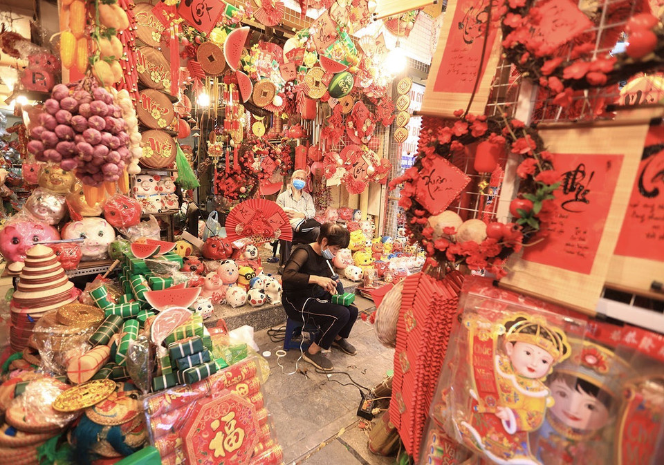 Sắc đỏ chủ đạo trong một của hàng bán đồ trang trí trên phố Hàng Mã. (Ảnh: Hoàng Hiếu/TTXVN)