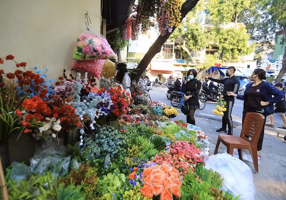 Một cửa hàng trên phố Hàng Chai bán cây, hoa giả với nhiều mẫu mã, màu sắc thu hút nhiều người dân đến mua sắm. (Ảnh: Hoàng Hiếu/TTXVN)