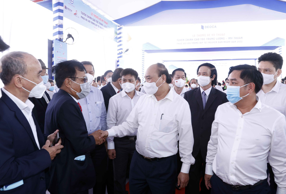 Hình ảnh Chủ tịch nước Nguyễn Xuân Phúc với các đại biểu tham dự buổi lễ. (Ảnh: Thống Nhất/TTXVN)