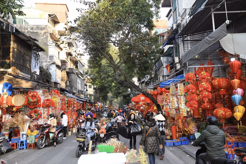 Phố Hàng Mã (quận Hoàn Kiếm, Hà Nội) với nhiều các mặt hàng trang trí, nhộn nhịp người dân đến mua sắm đón Tết. (Ảnh: Hoàng Hiếu/TTXVN)