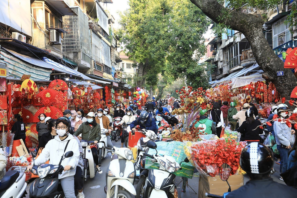 Cảnh nhộn nhịp người mua sắm đón Tết trên phố Hàng Mã. (Ảnh: Hoàng Hiếu/TTXVN)