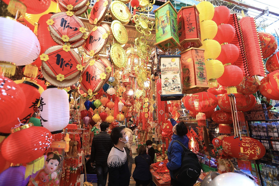 Một cửa hàng trên phố Hàng Mã thu hút nhiều người dân đến mua sắm. (Ảnh: Hoàng Hiếu/TTXVN)